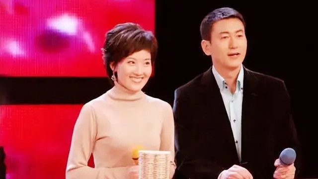 央视主持人夫妇一见倾心，结婚多年相爱如初，儿女双全低调而甜蜜