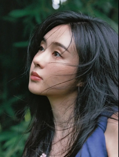 郑合惠子穿蓝色麻布裙拍夏日写真