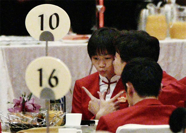 全红婵在这次奥运代表团访港之行中人气很旺，欢迎晚宴上，全红婵和队友们各种合影，陈