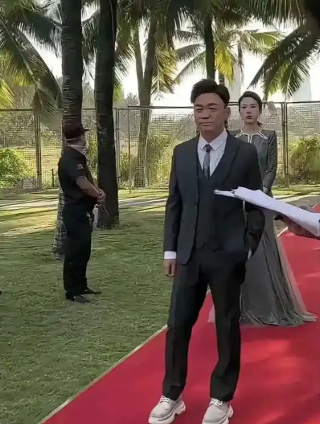 自己是个乡巴佬。现在流行这么穿。