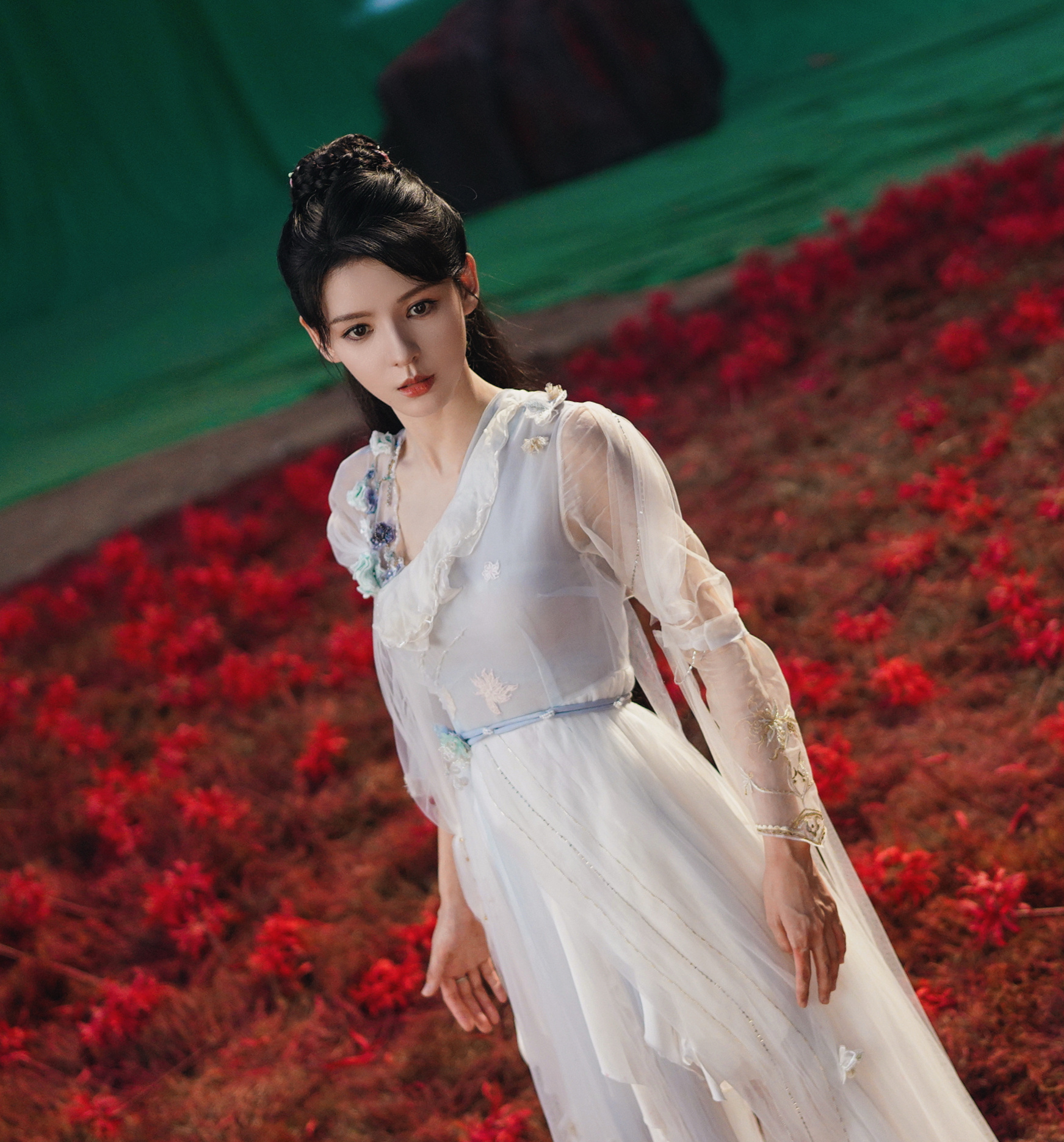 《斗罗大陆之燃魂战》女主角小舞简直是花仙子，服装五颜六色，上面还有各种花花，蝴蝶
