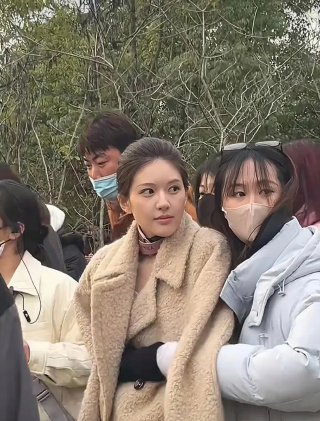 你敢相信这个看着陌生的女人就是露思吗？
瘦长的脸型，凹陷的双颊，生硬的微笑唇，构