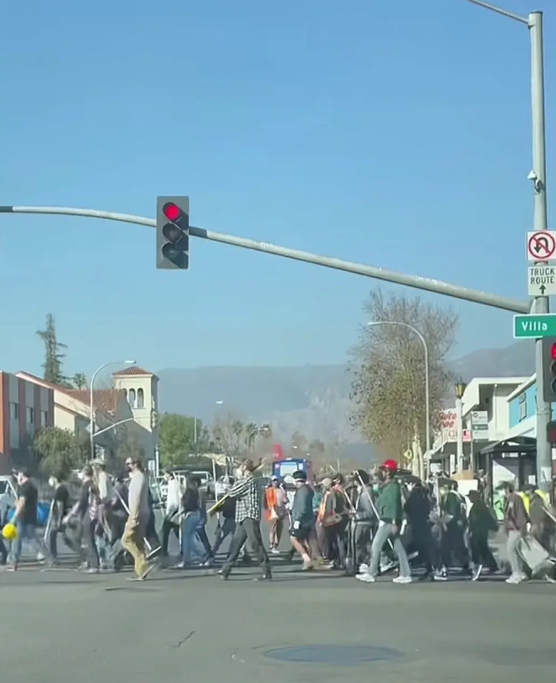 加州人民觉醒了！自己上山灭火去了。
洛山矶烧成了废墟，可是火还是越烧越旺。
联邦