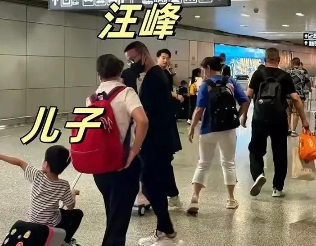 汪峰在摇滚领域成绩斐然，音乐之路辉煌。近日现身机场接儿子，他剪寸头、穿紧身裤，显