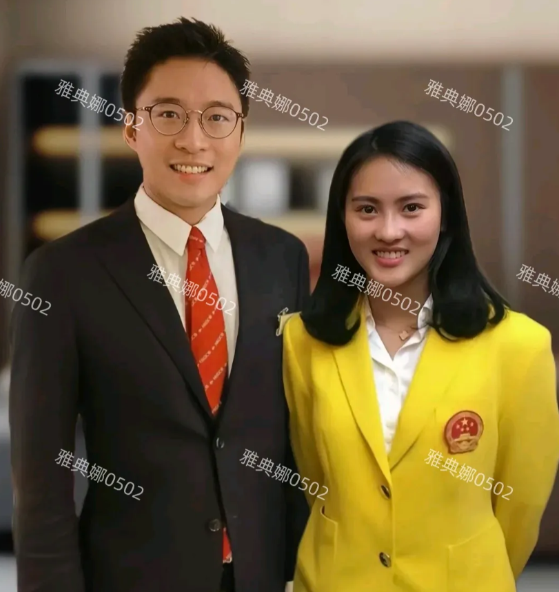 霍启山陈若琳同框，俊男靓女好养眼!
霍启山41岁是霍家二少，霍英东集团副总裁长相