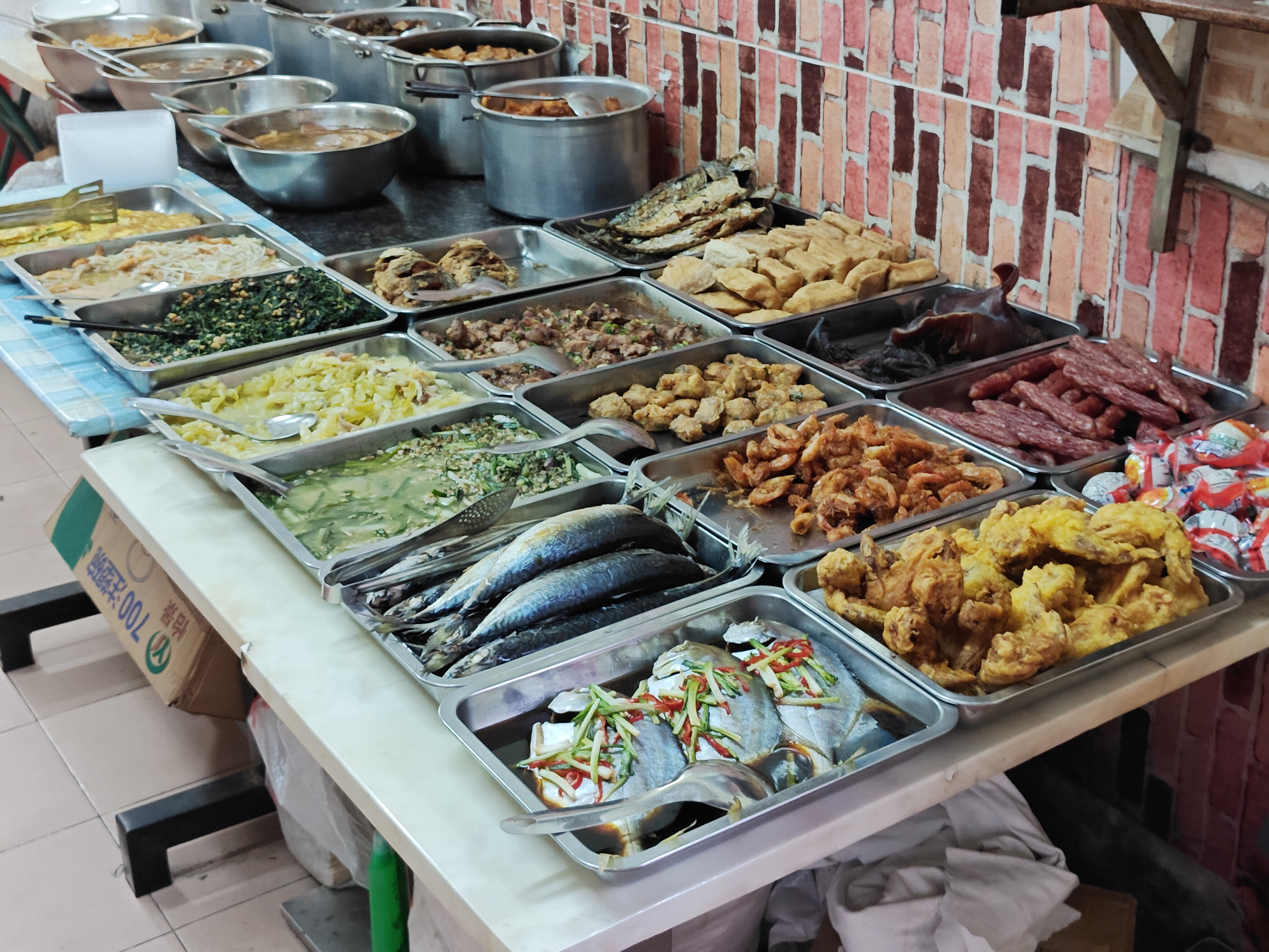 潮汕番薯粥店菜品：1、煮金鲳鱼，2、炸鸡翅，3、熟咸鸭蛋，4、花仙鱼饭，5、炸海