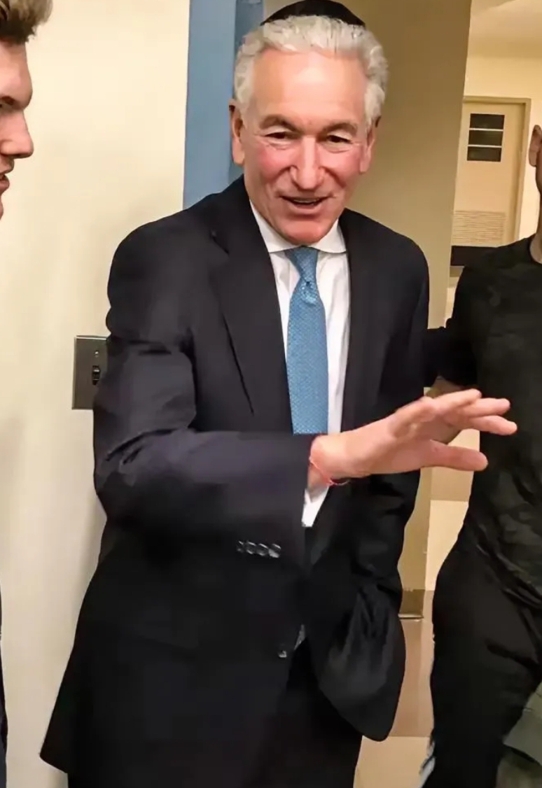 这是伊万卡的犹太富商公爹查尔斯·库什纳，他已被特朗普提名为美国驻法国大使。
  
