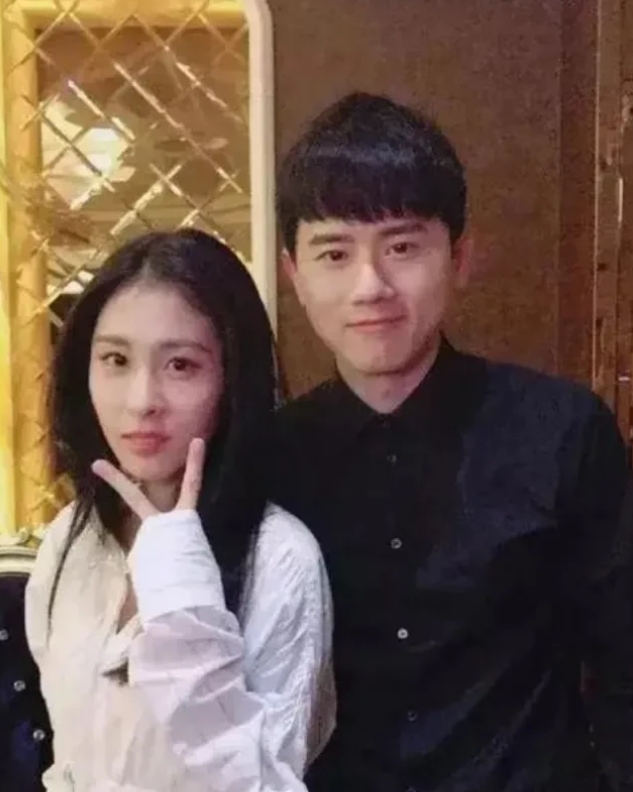 张碧晨给粉丝带来惊喜，于社交平台晒出与女儿的合照。画面中，母女俩一同欣赏烟花，张