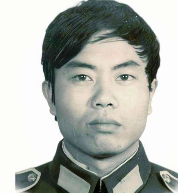 24次卧底毒窝，牺牲时仅25岁，他是缉毒英雄陈建军。1987年，他为抓捕毒贩，改
