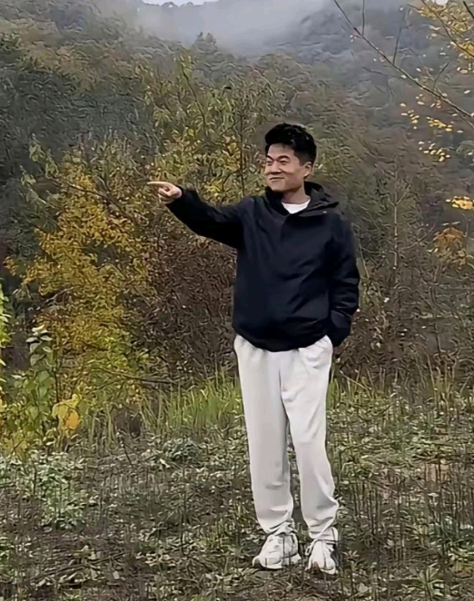 宇辉终于舍得给我们露脸了，
每天不是看虫就是看鸟的
这次更新视频让我们看山，
不