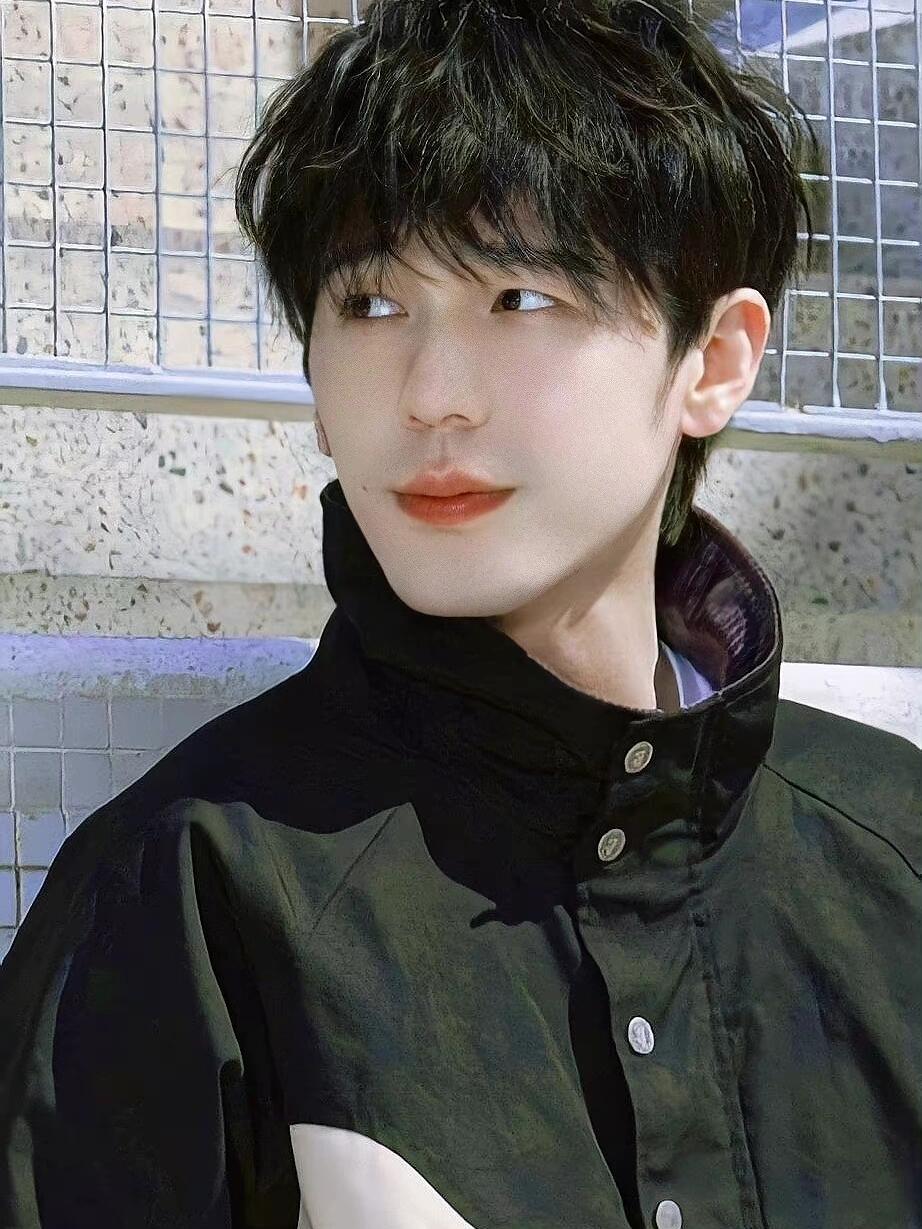 母亲是著名演员，父亲上亿家产，他却跑龙套