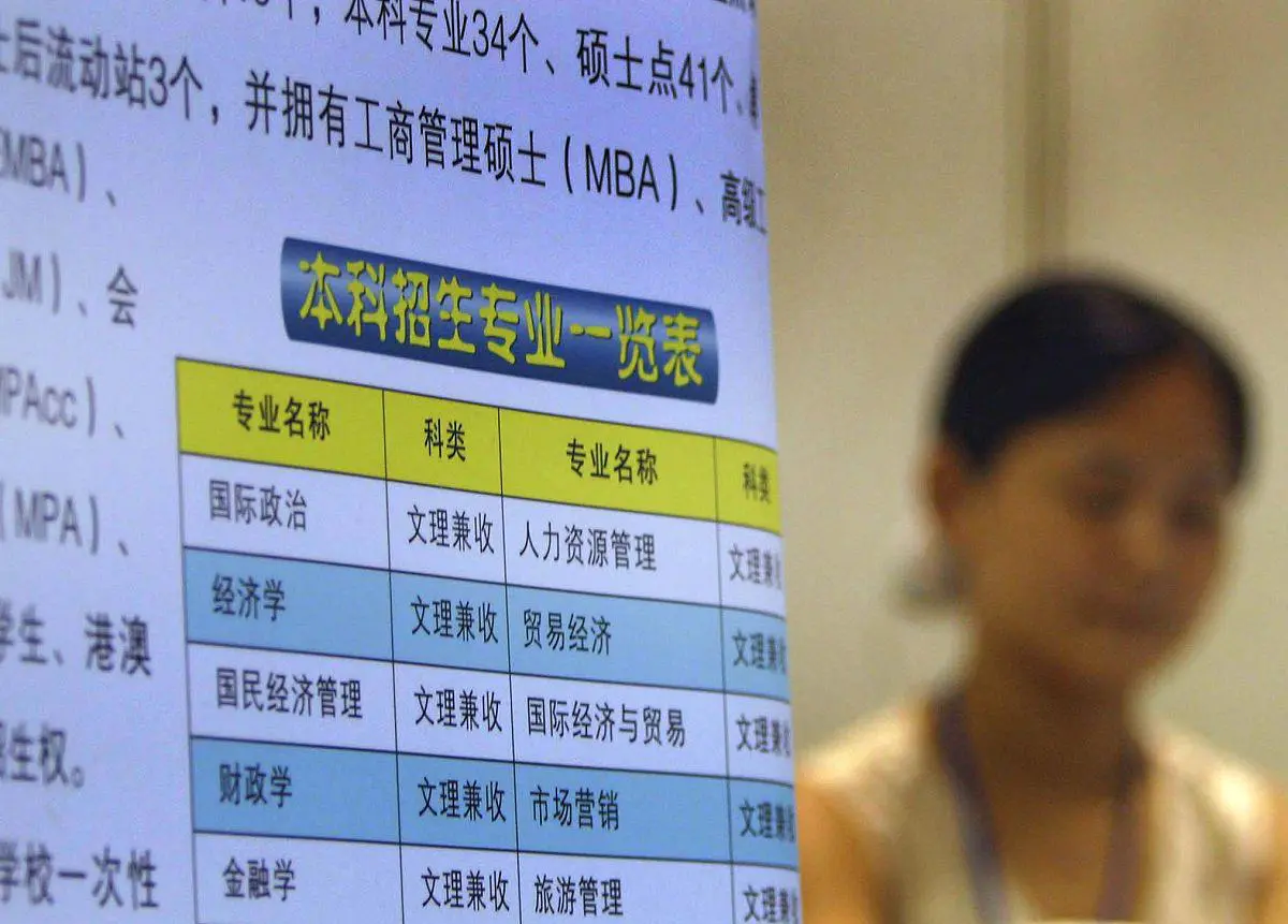 近日，关于火车票改签也要收手续费的新闻引发了广泛讨论。不少旅客表示，改签本是为了