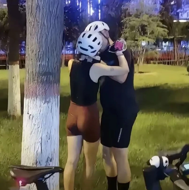 骑行圈有多乱！浙江杭州一对骑行男女，趁着夜色，在公路边竟当众做出大尺度的亲密行为