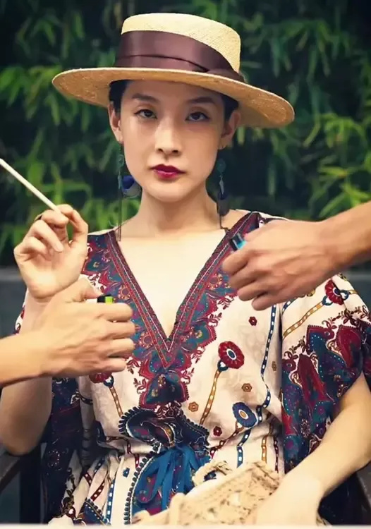 天啊！她离开演艺圈真的太可惜了！她不光演技好，而且长相很有特点：小小的丹凤眼，笑