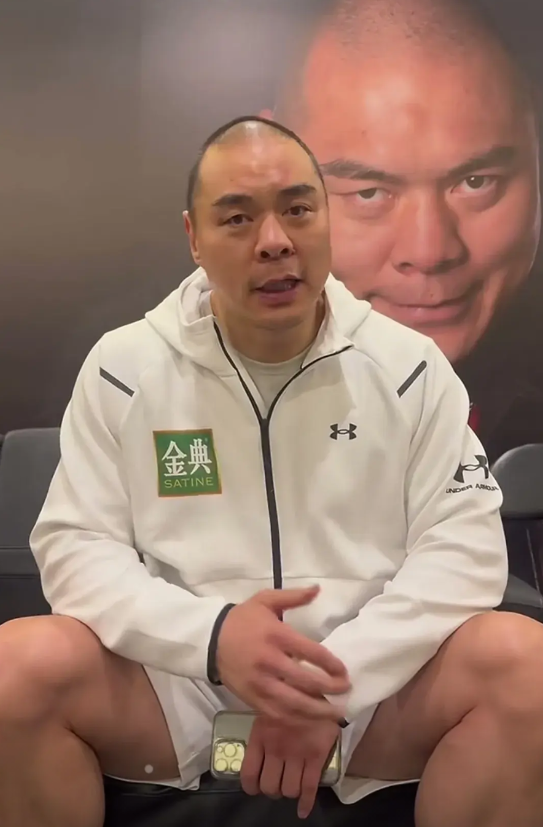 成绩好了，广告赞助自然就少不了！
   图一：张志磊打维尔德时，当时只有两家赞助