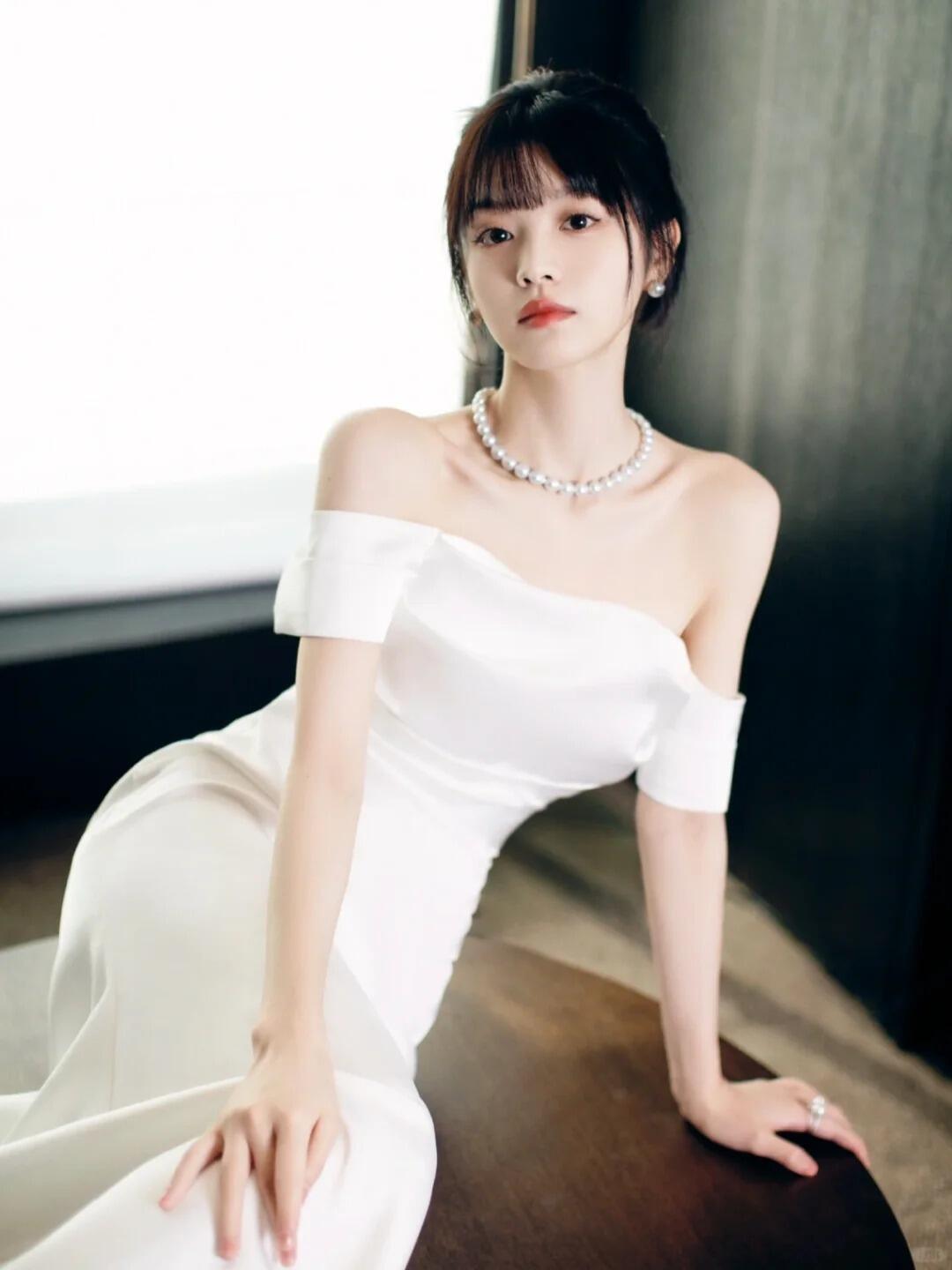 田曦薇是不是这代小花里身材最好的？