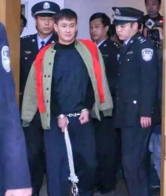 这是19年前，东北悍匪张显光被判死刑的现场画面，正常人得知自己要死的时候肯定很慌