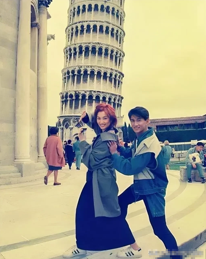 30年前的珍贵合影，如今两人都已大红大紫：一个是香港乐坛天后，一个是台湾四小天王