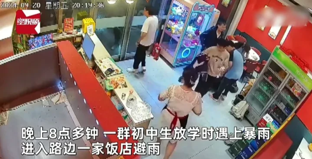 善良的老板娘！9月20日，河南许昌由于突然下雨，一群初中生无奈跑到路边一家饭店避