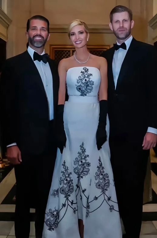 伊万卡三兄妹，哥哥小唐纳德和弟弟埃里克，同一个妈妈伊凡娜！我以为伊万卡是老大，没