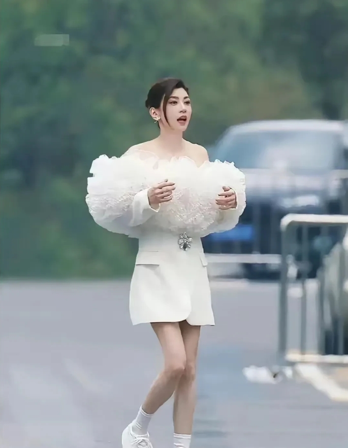 羡慕贾静雯，50多岁了，生过三个孩子，身材还纤细的像18岁少女。甚至很多18岁的