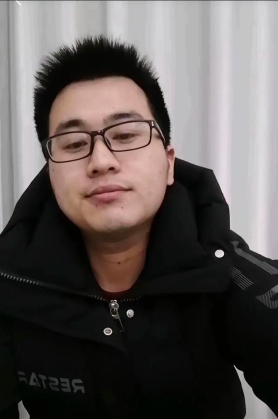 房子漏水的银行高管深夜道歉，自曝家中情况。他说他是农村的孩子，父母没有工作，父亲