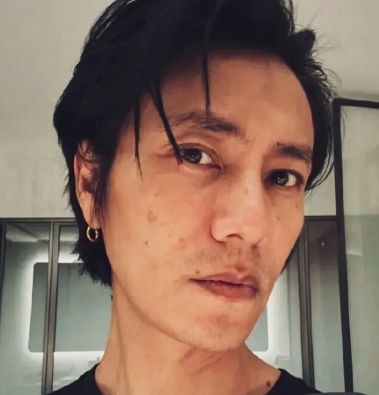 陈坤晒比素颜照，皮肤痘痘清晰可见，面相沉稳帅气十足，没有医美痕迹！