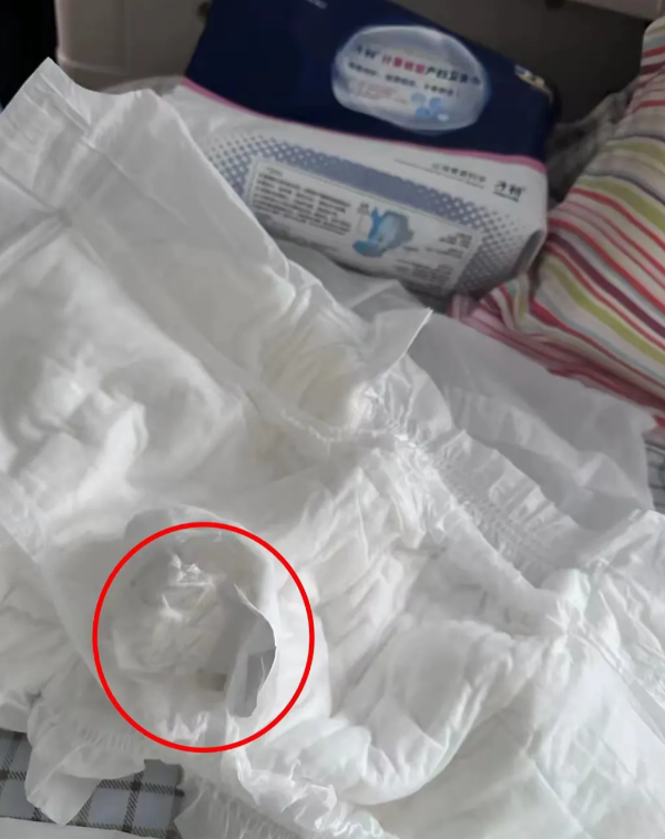 中国妇女报：卫生巾偷工减料非小事。
你没有合格证，没有生产许可证等。所以你违法了