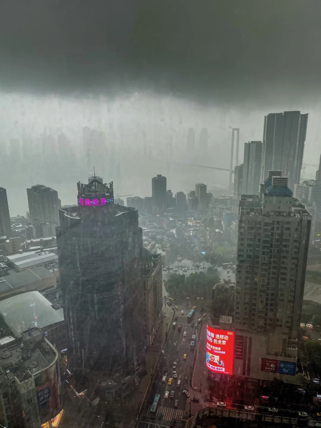 重庆4.29现状…没出发的赶快修改行程…
重庆最近的天气真的神金，一会太阳一会儿