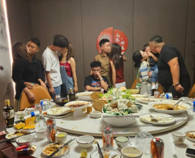 中间这哥们此时该有多尴尬啊！哈哈哈哈 [大笑][大笑][大笑][大笑][大笑]