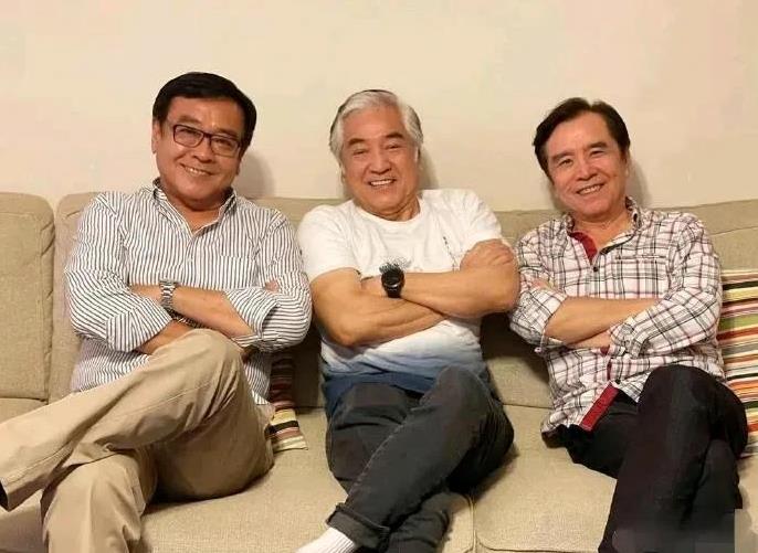 原来他们三位是亲兄弟，难怪这么像呢。经常在电视上见到，就是不知道名字。
