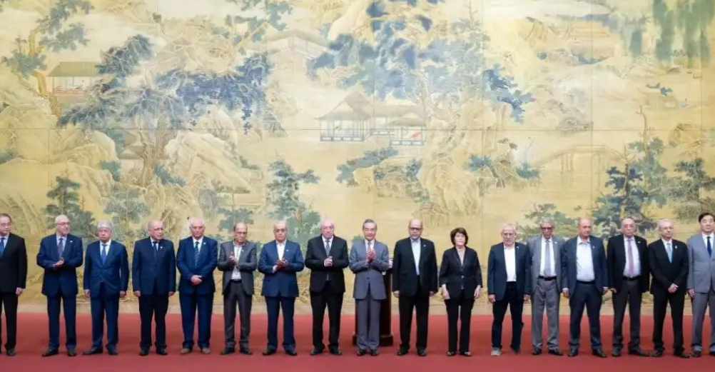 辛瓦尔死后中东多国爆发大规模集会！

图①，显然是瞎编乱造的图片，这张照片不是哈