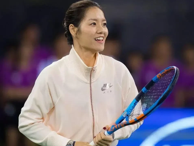 一次，记者问李娜:“这么早就失利，你想对全国的一些观众球迷说一点什么吗？”李娜却