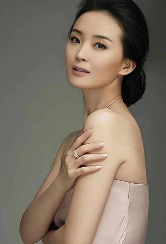 豪门背后：王艳的辛酸与坚韧人生