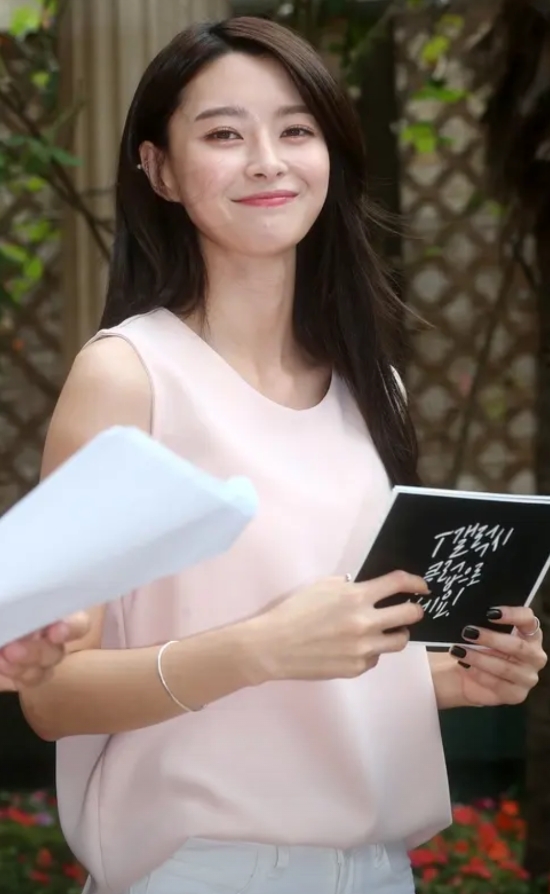 宋慧乔人美心善，送新婚礼物超暖心
宋慧乔，南韩的“国民女神”，人美心善。就在不久