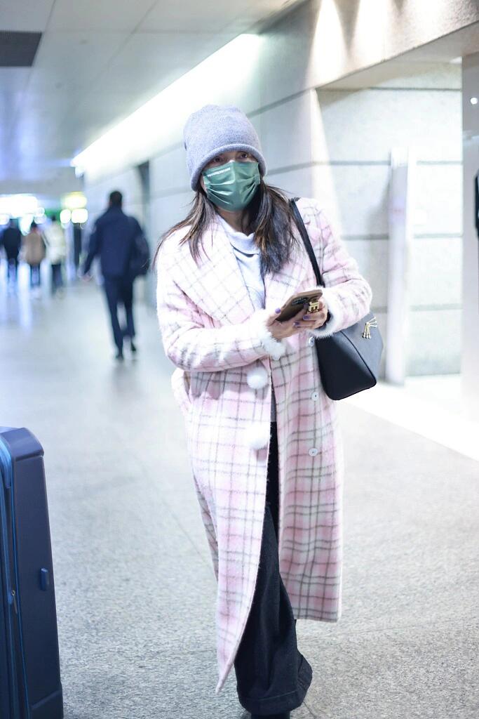 邓萃雯优雅显年轻