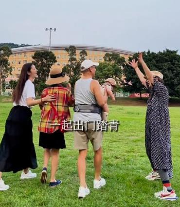 任家萱从S.H.E出道便备受瞩目，经历诸多风雨。近期，她和父母带儿子游玩。已73