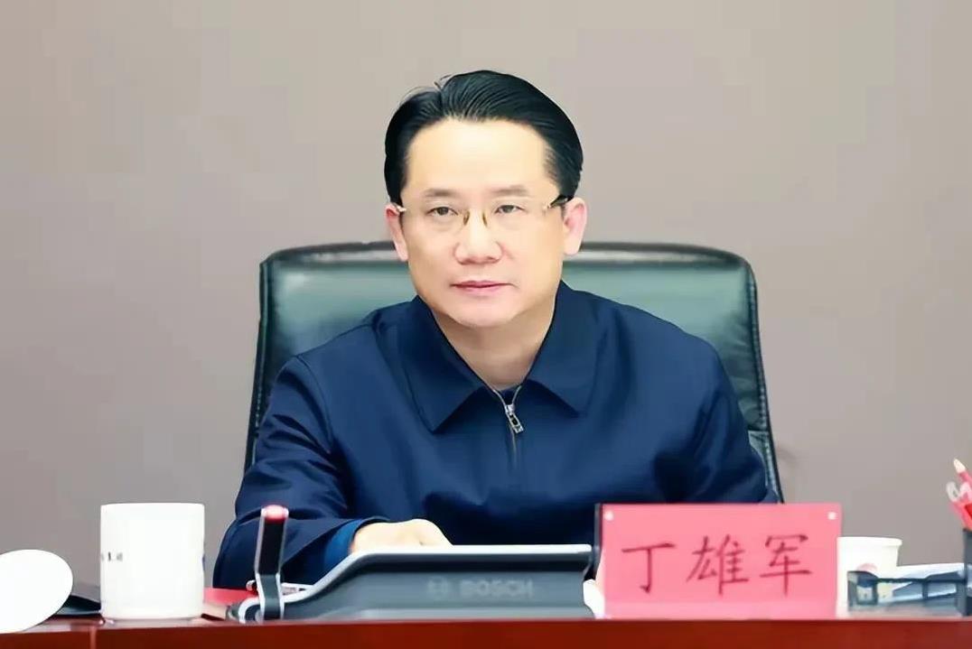 茅台集团原董事长丁雄军被查
丁雄军毕业于武汉大学，学历很高，长的一表人才
 20