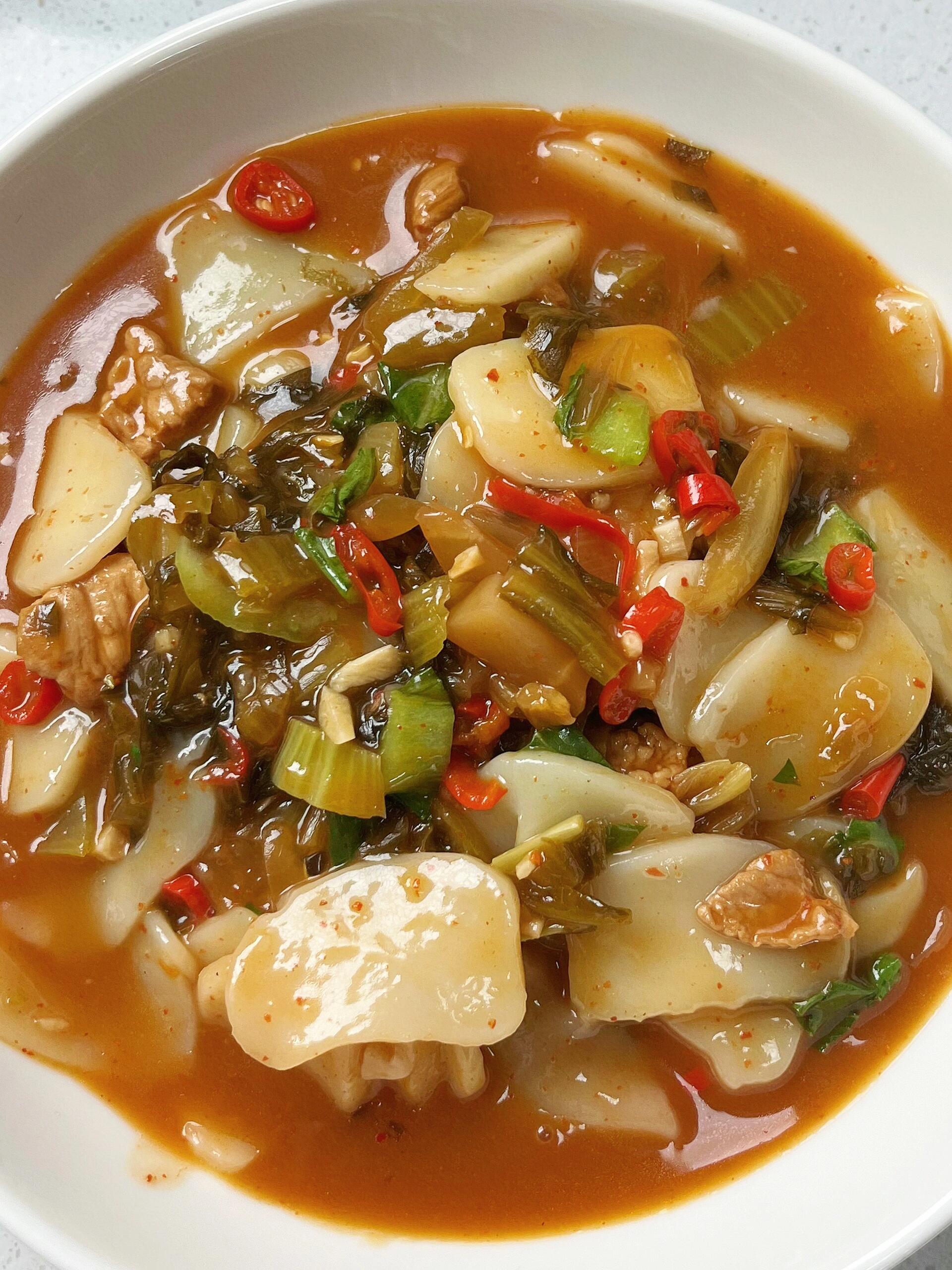 酸酸辣辣糯叽叽的年糕汤也太好吃了吧

大冷天的谁能拒绝得了啊

这碗酸菜肉丝年糕