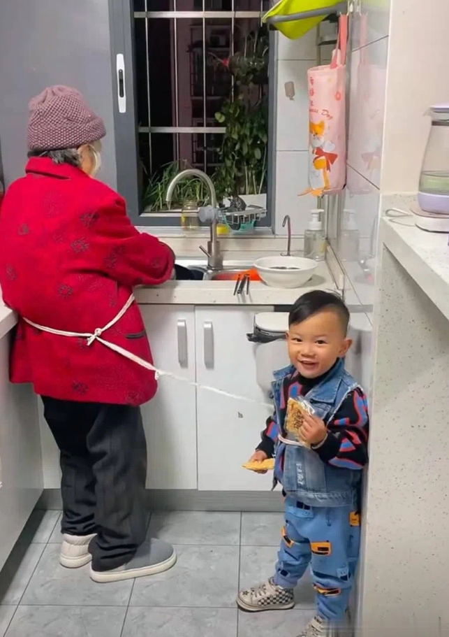 身体感觉不太舒服。把孩子送到奶奶那儿后，回到家一看，哇塞！
