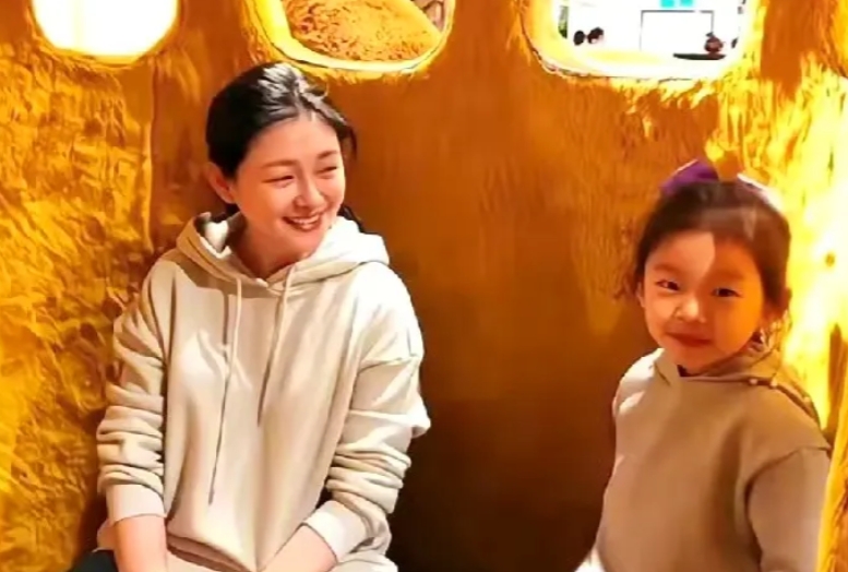 11岁小玥儿决策力强，家庭教育显成效，11岁的小玥儿展现出超乎寻常的决策能力，果