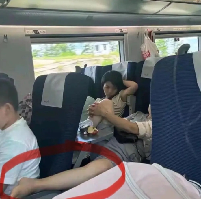 前排这位大哥，是怎么能坐的这么安稳？[笑哭][笑哭][笑哭]