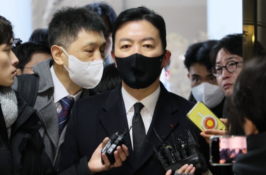 韩媒爆料，韩国总统警卫处副处长金成勋因涉嫌违法被捕，与总统夫人金建希关系暧昧。曾