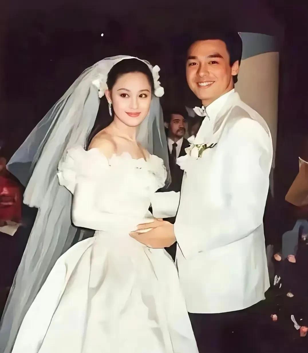 好养眼的一对明星夫妻。
男人曾是香港演艺圈公认的大帅哥，
女人富家千金，花颜