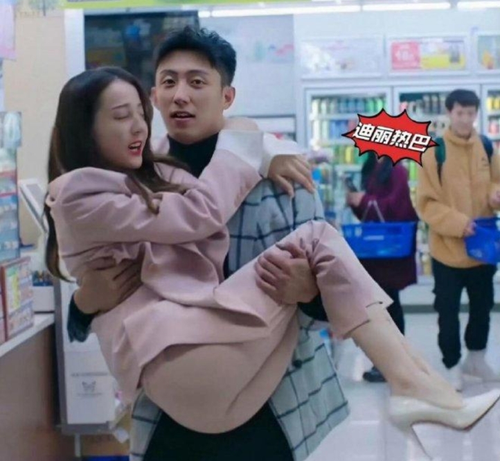 内娱女星被公主抱后的美臀暴击，有些看起来只有薄薄的一片，秦岚 张含韵算很丰满了