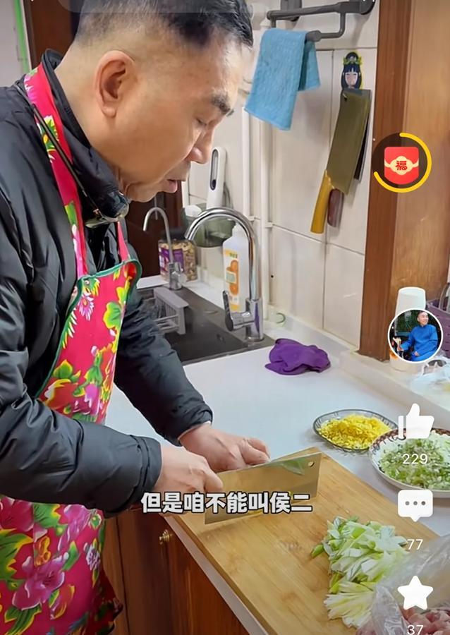 这就是德云社的招人标准！
杨议，在家给侯耀华二哥做炸酱面，拜师学艺中！
郭德纲，
