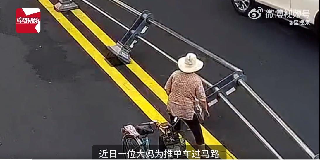 大妈不愿绕强行推翻护栏过马路