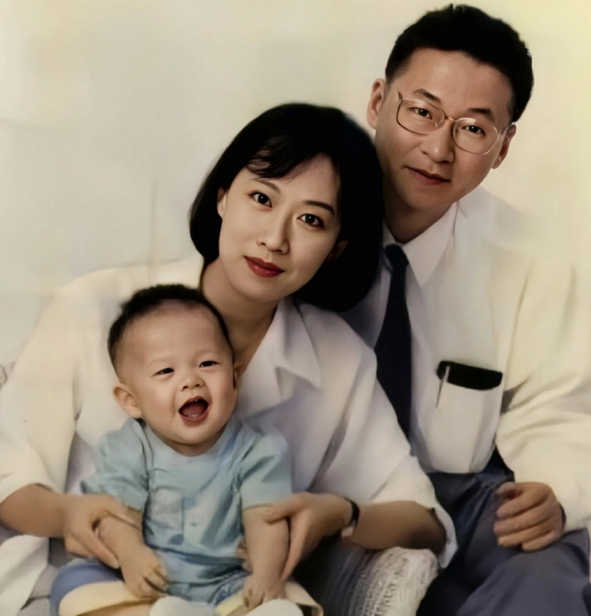 1992年，57岁李敖和27岁二婚妻子及儿子的合照，时间的痕迹在他身上并不明显，