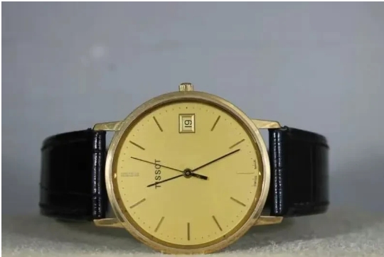 上海徐汇，范老伯有一块石英机芯天梭金表，两年前电池用尽，停了，于是到某名表维修店