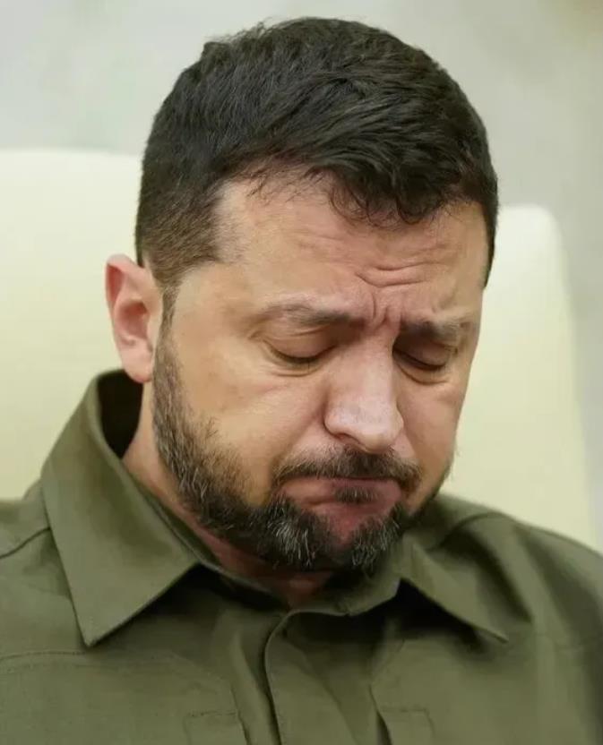 俄乌冲突爆发以来，至少有两次泽连斯基差点就被逼疯了。
第一次是去年十月初，所有人